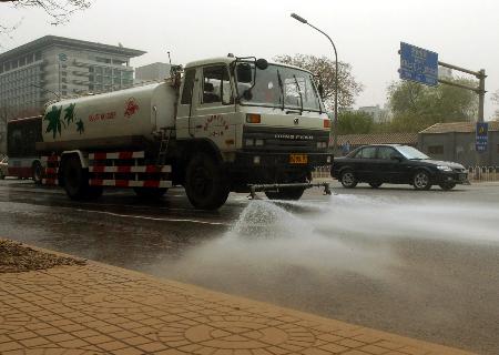 城市清潔的守護(hù)者——環(huán)衛(wèi)灑水車(chē)沖洗長(zhǎng)安街